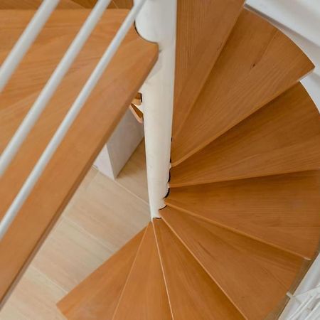 Modern Two Level Apartment In The Heart Of Афины Экстерьер фото