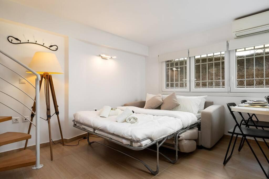 Modern Two Level Apartment In The Heart Of Афины Экстерьер фото