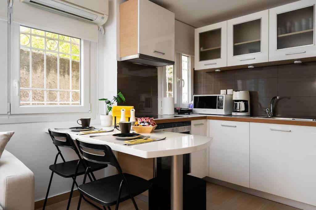Modern Two Level Apartment In The Heart Of Афины Экстерьер фото