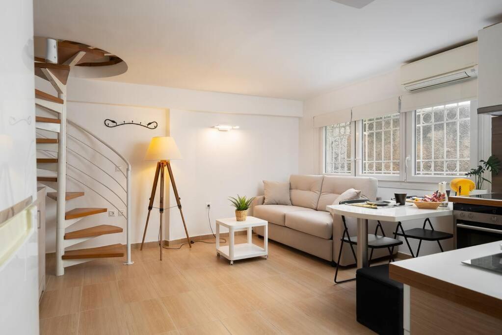 Modern Two Level Apartment In The Heart Of Афины Экстерьер фото