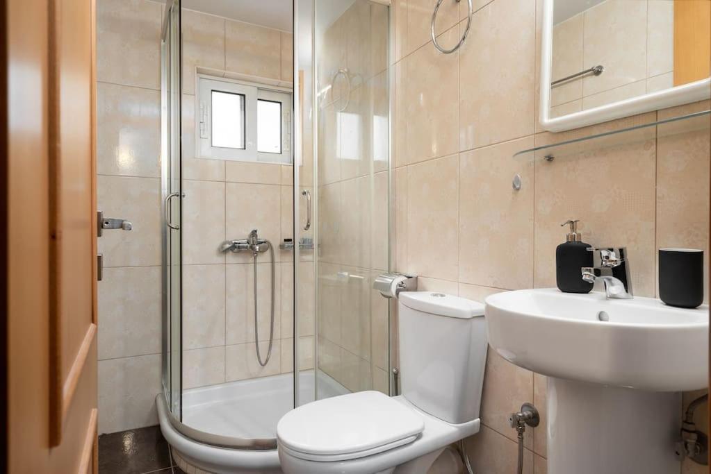 Modern Two Level Apartment In The Heart Of Афины Экстерьер фото