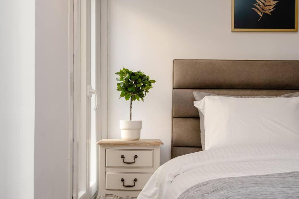Modern Two Level Apartment In The Heart Of Афины Экстерьер фото
