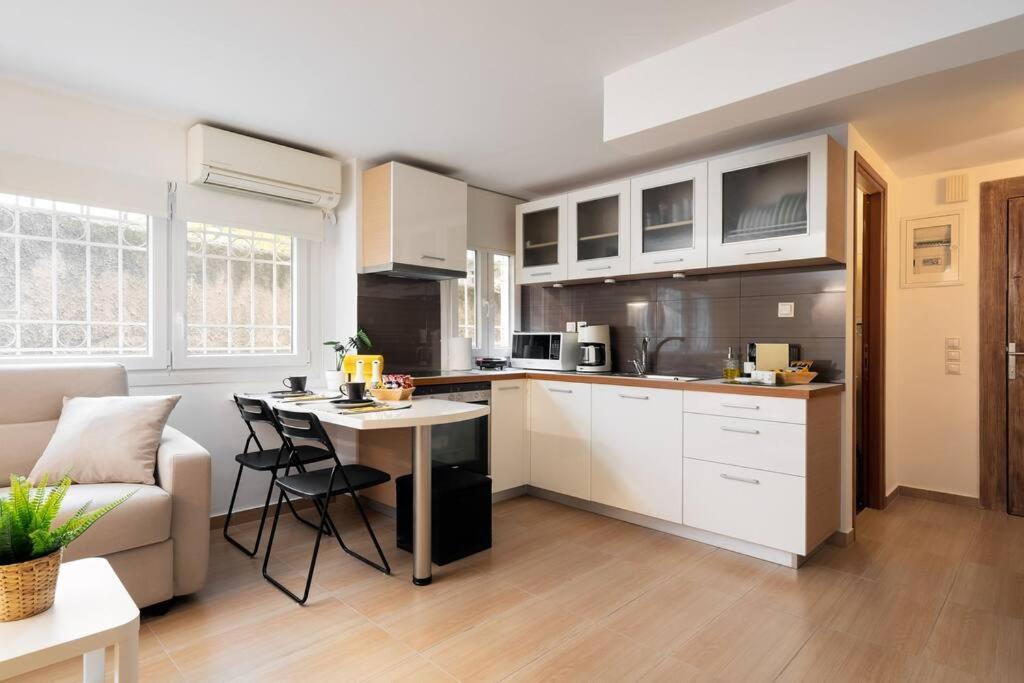 Modern Two Level Apartment In The Heart Of Афины Экстерьер фото